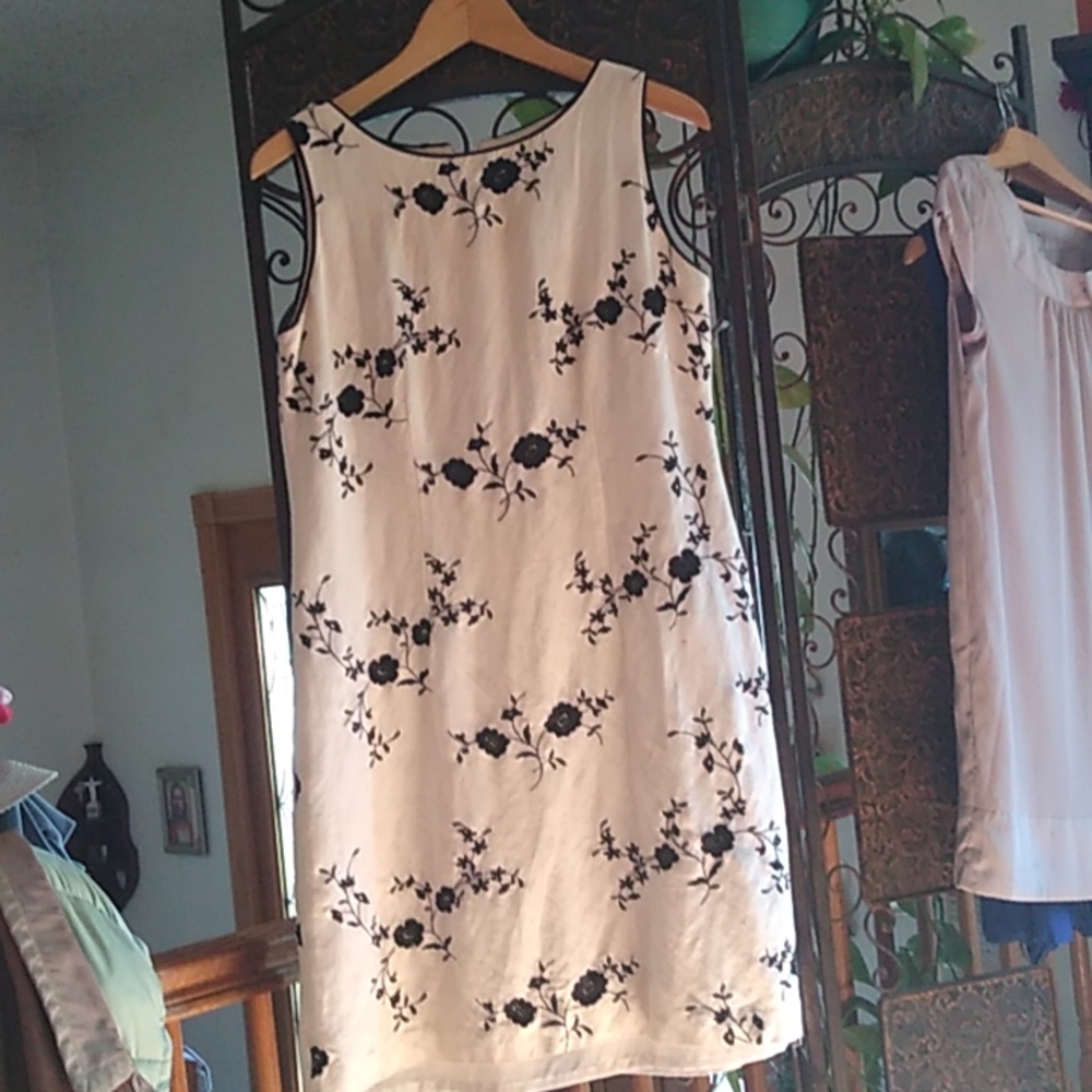 Whine linen dress with embroidery